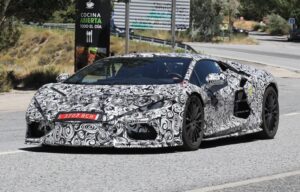 Lamborghini Aventador, l’erede prende forma: FOTO SPIA del prototipo