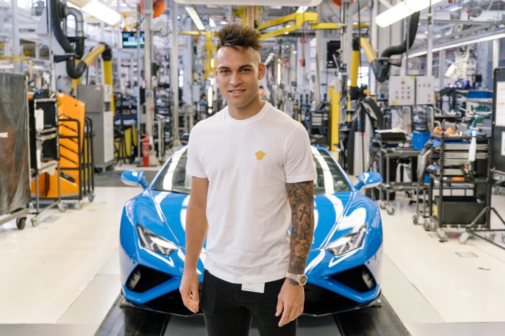 Lamborghini: il calciatore Lautaro Martinez visita lo stabilimento bolognese