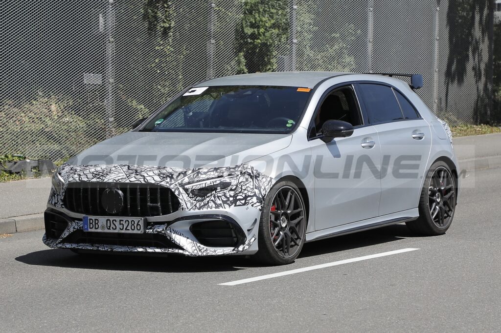 Mercedes-AMG A 45 2023: nuovo avvistamento del prossimo restyling [FOTO SPIA]