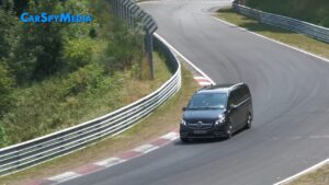 Mercedes Classe V con V8 da 585 CV scende in pista per un test [VIDEO SPIA]