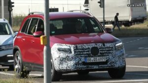 Mercedes GLB 2023: avvistato un prototipo rosso a Sindelfingen [VIDEO SPIA]