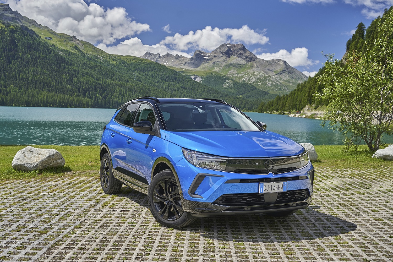 Opel Grandland esplora gli sport acquatici di Silvaplana