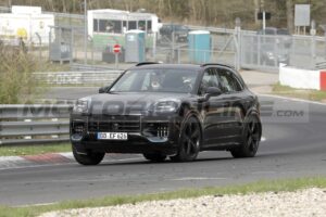 Porsche Cayenne 2023: test sul Nurburgring per le versioni standard e coupé [FOTO SPIA]