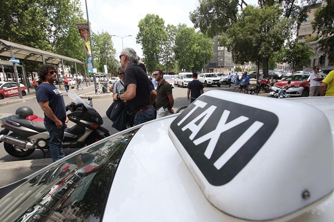 Taxi fermi e proteste: i tassisti alzano la voce in tutta Italia, il governo valuta modifica a Ddl Concorrenza