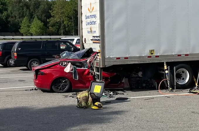 Incidente mortale con la Tesla: la NHTSA apre una nuova indagine negli Stati Uniti