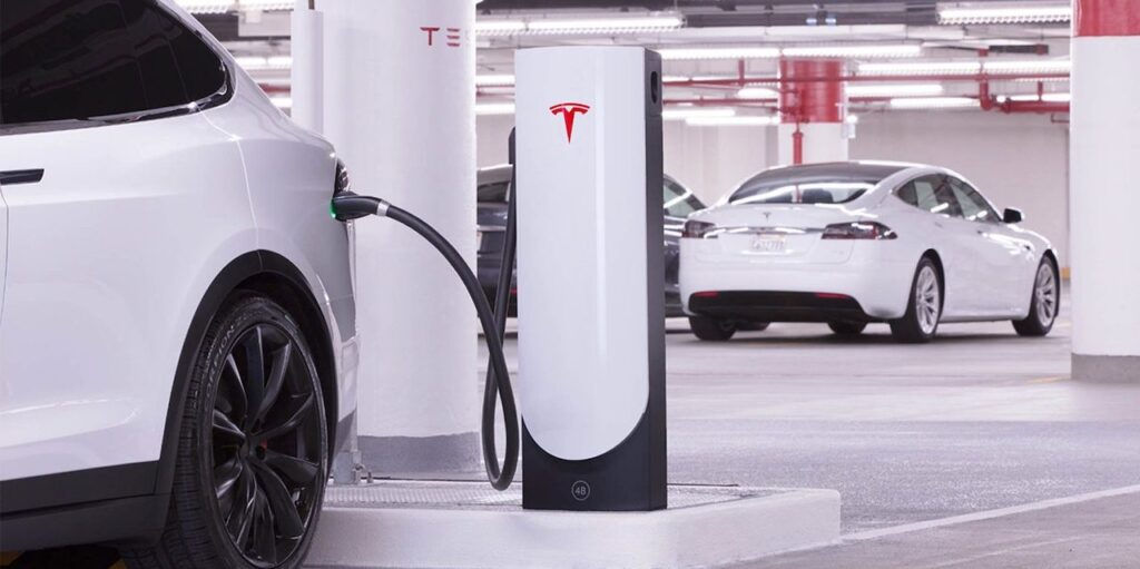 Tesla Supercharger V4: emergono i primi dettagli