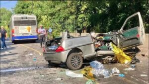 Torino, gravissimo scontro frontale tra un’auto e un bus [FOTO]