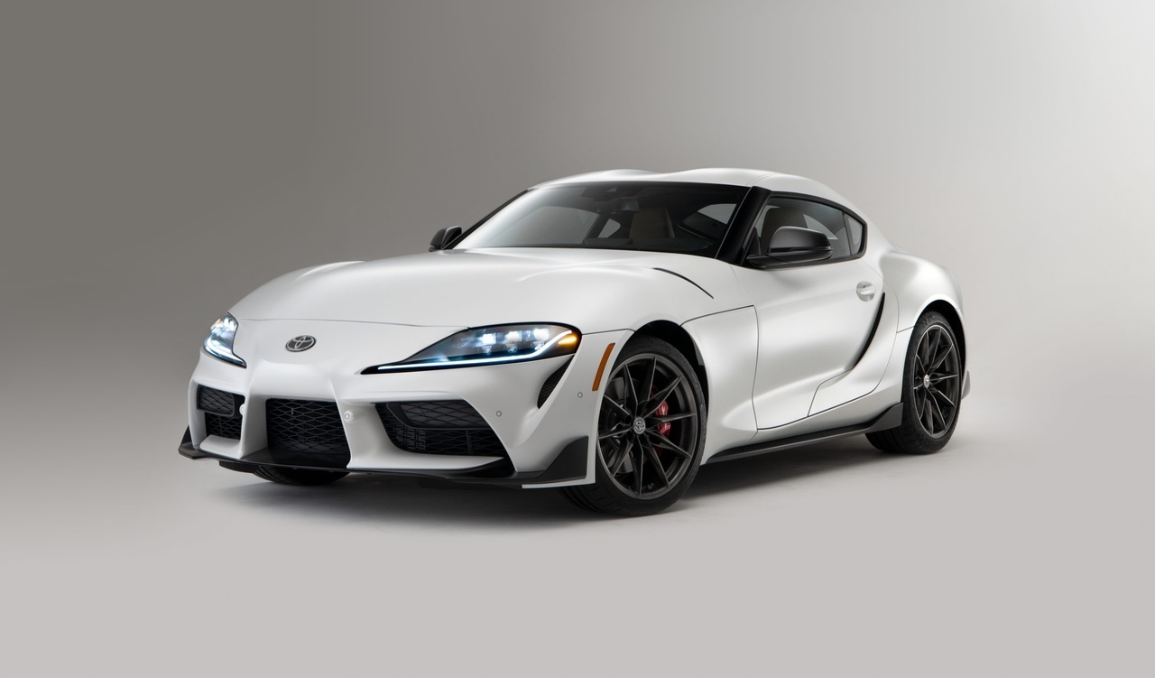 Toyota GR Supra 2023: le versioni manuale e automatica adesso hanno gli stessi prezzi