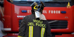 Bologna, maxi-incidente fra due auto e sette camion: un morto