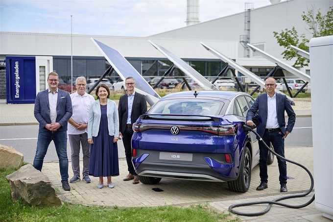 Volkswagen collega al parco di ricarica rapida una enorme power bank che riutilizza le batterie di ID.3 e ID.4