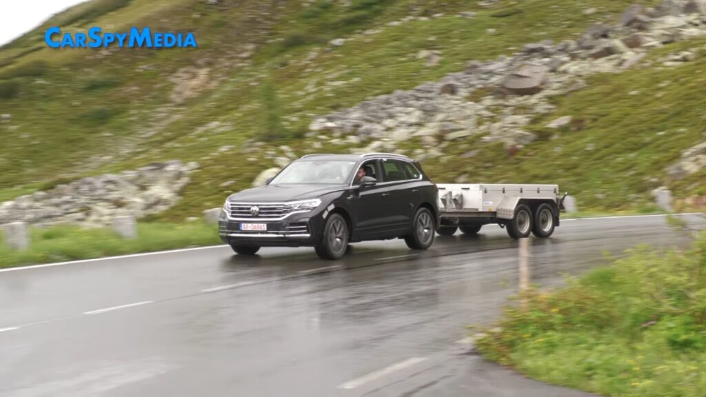 Volkswagen Touareg 2023: il nuovo restyling in azione su strada [VIDEO SPIA]