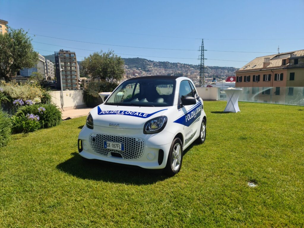 Tre Smart elettriche per la Polizia Locale di Genova e il centro storico