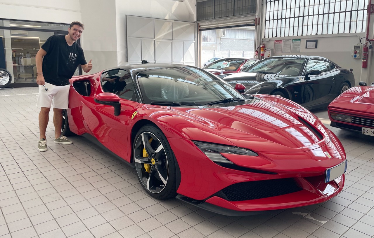 Ferrari SF90 Stradale: l’ibrida da 1.000 CV nel box di Federico Chiesa