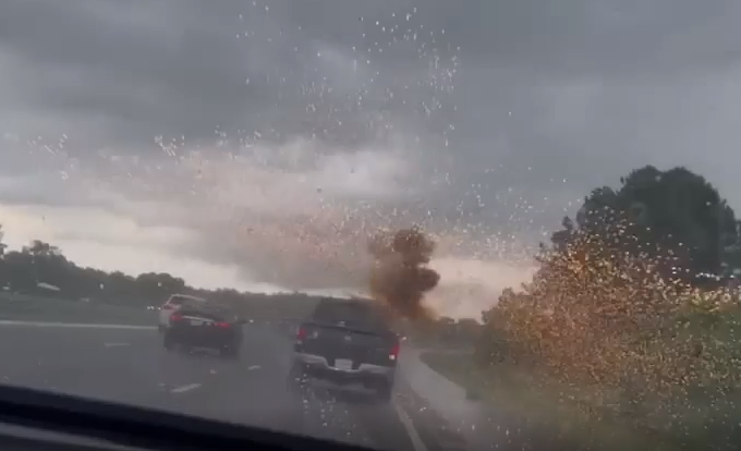 Fulmine colpisce auto in autostrada: il momento del terrificante impatto [VIDEO]