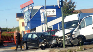 Torino, un’auto e un furgone si scontrano davanti a una caffetteria