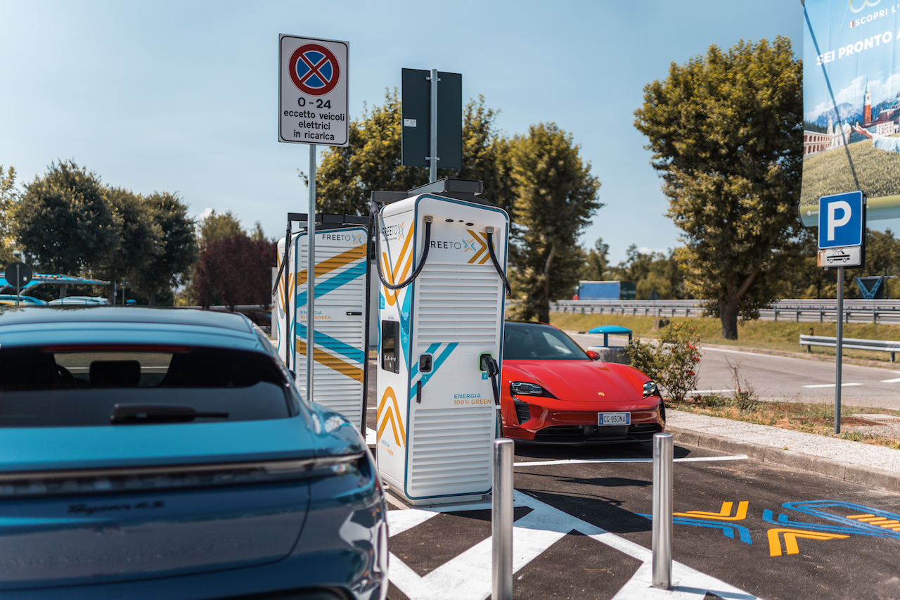 Porsche: integrato il servizio di ricarica Free To X in autostrada