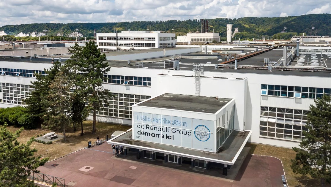 Renault, altra accelerazione sull’elettrico: una nuova linea a Cleon