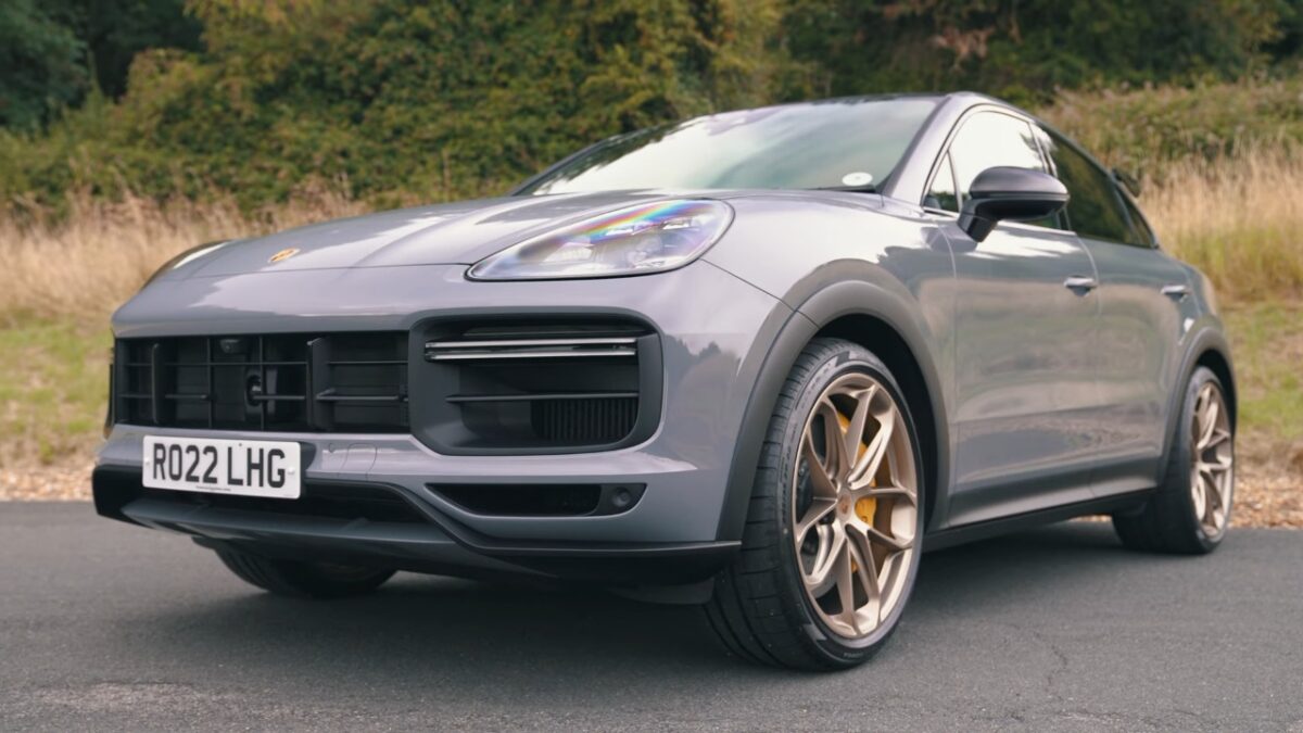 Aston Martin DBX707 vs Porsche Cayenne Turbo GT chi vince la drag race