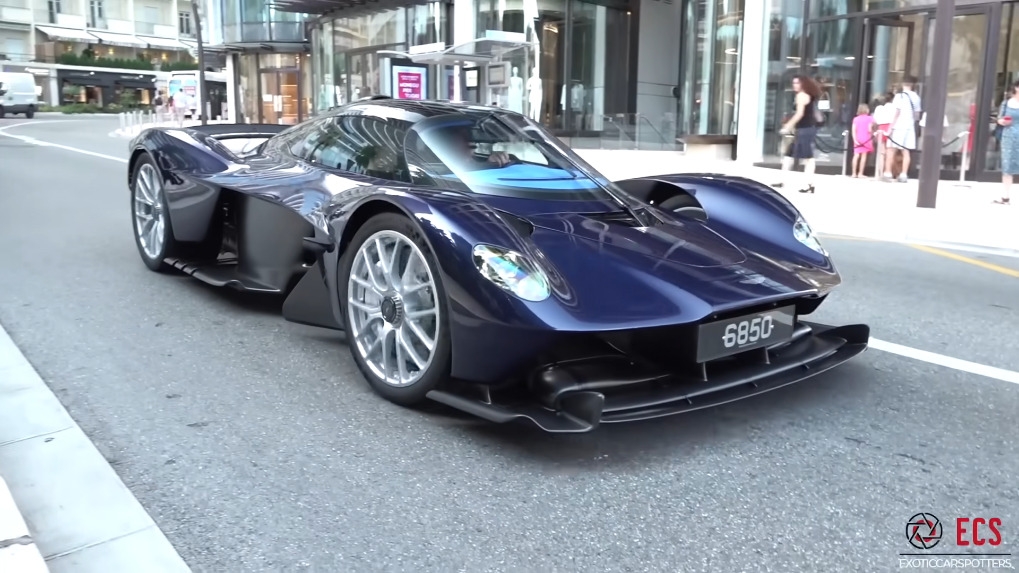 Aston Martin Valkyrie: David Coulthard beccato al volante di un esemplare [VIDEO]