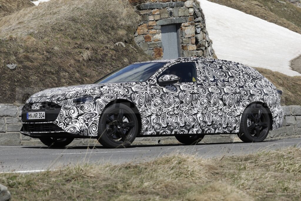 Audi A4 Avant 2023: ci sarà anche la RS ibrida e la RS solo elettrica