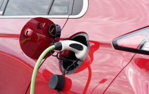 Francia, auto elettrica a 100 euro al mese: il governo va avanti col piano del canone calmierato