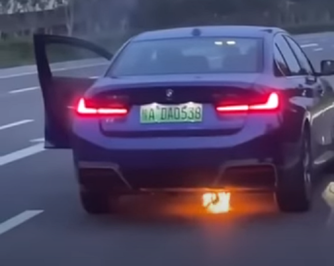 BMW richiama iX M60 e i4 per batteria a rischio incendio. In Cina una i3 prende fuoco in autostrada [VIDEO]