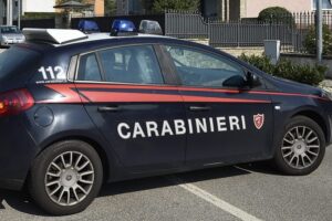 Latina, bimba di due mesi lasciata mezz’ora in auto sotto il sole mentre i genitori litigano: salvata dai carabinieri