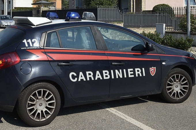 Latina, bimba di due mesi lasciata mezz’ora in auto sotto il sole mentre i genitori litigano: salvata dai carabinieri