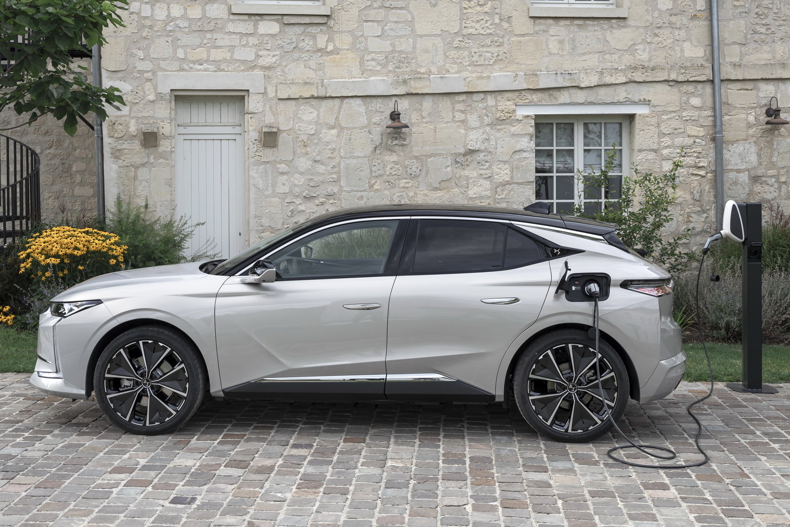 DS 4 E-Tense: ad agosto in promozione a partire da 200 euro al mese