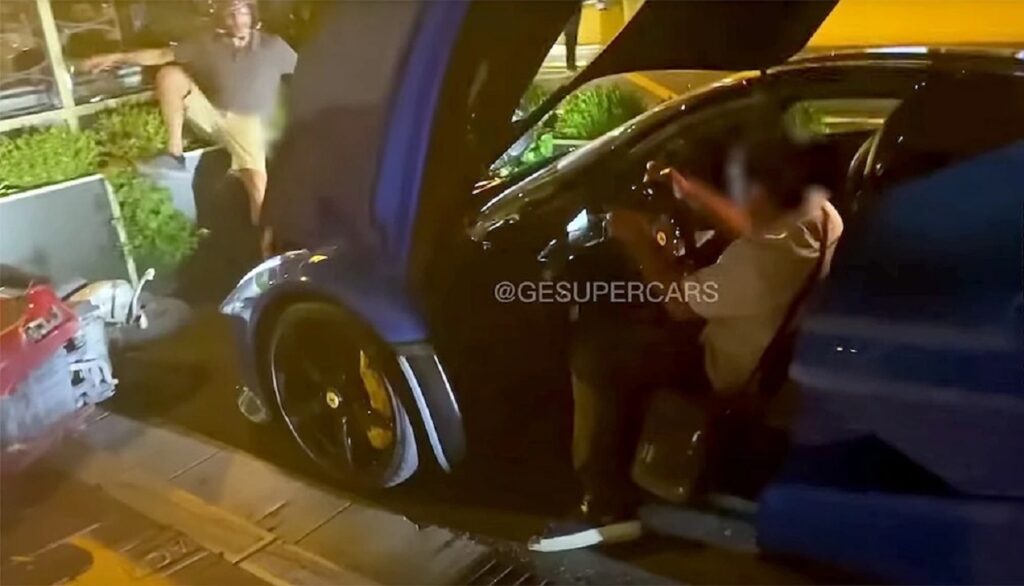 Ferrari LaFerrari da 3,5 milioni: parcheggiatore la fa schiantare contro due scooter a Monaco [VIDEO]