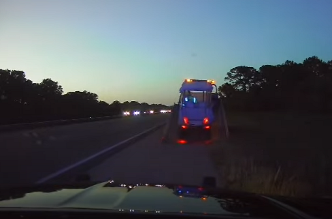 Florida, donna ubriaca alla guida di una golf car in autostrada: arrestata [VIDEO]