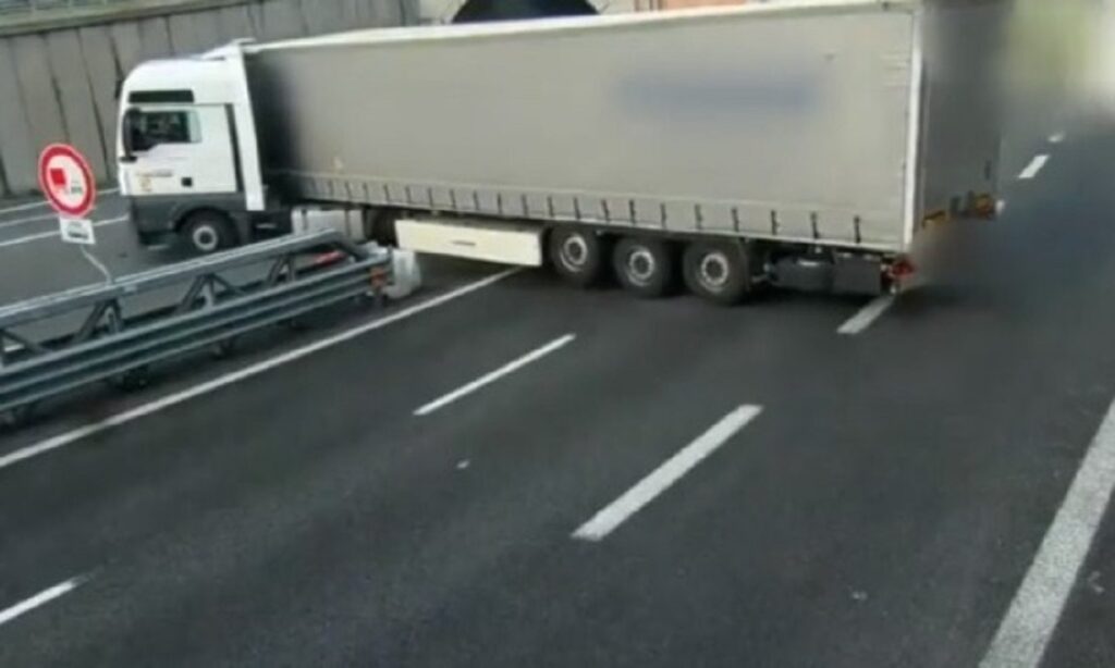 Follia in Autostrada: Tir fa inversione a U sulla A10 [VIDEO]
