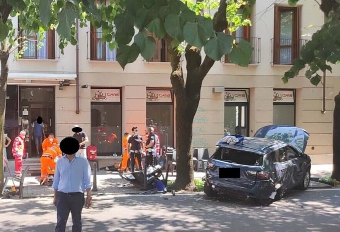 Giussano (Monza), auto travolge tavolini di un bar: sette persone ferite