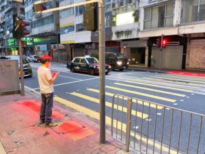 Hong Kong, semaforo con luce salva-pedoni: pensato per i distratti dallo smartphone