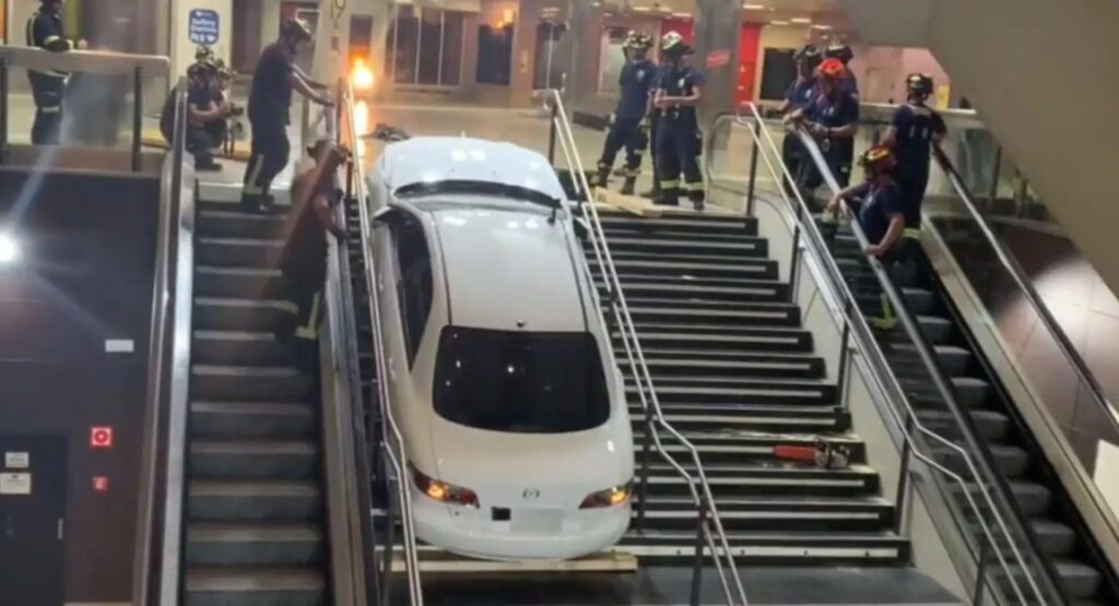 Ladro d’auto rimane bloccato sulle scale di una stazione in Spagna