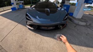 McLaren 765LT: ecco come supera facilmente i 300 km/h [VIDEO]