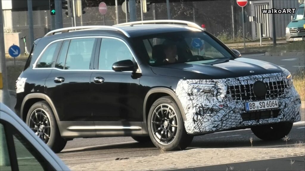 Mercedes-AMG GLB 35 2023: primo avvistamento del SUV [VIDEO SPIA]