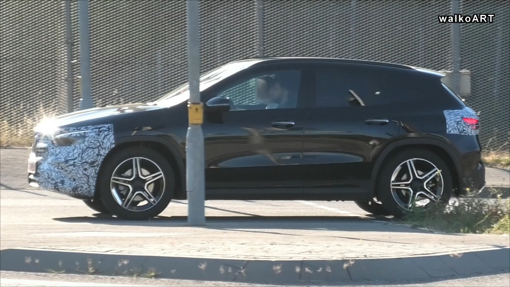 Mercedes GLA 2025: nuovo prototipo avvistato in Germania [VIDEO SPIA]