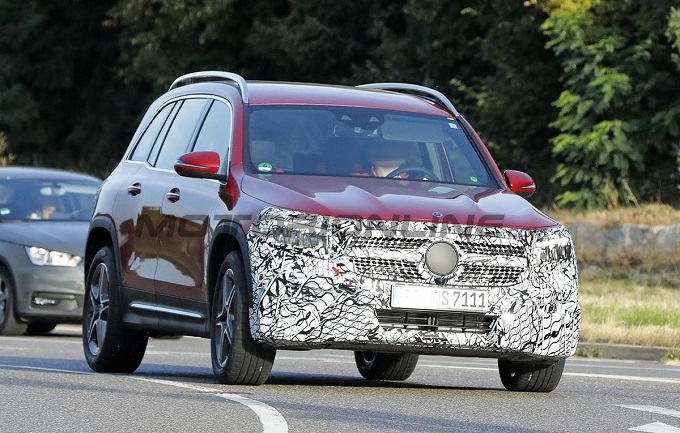 Mercedes GLB 2023: prime FOTO SPIA del restyling