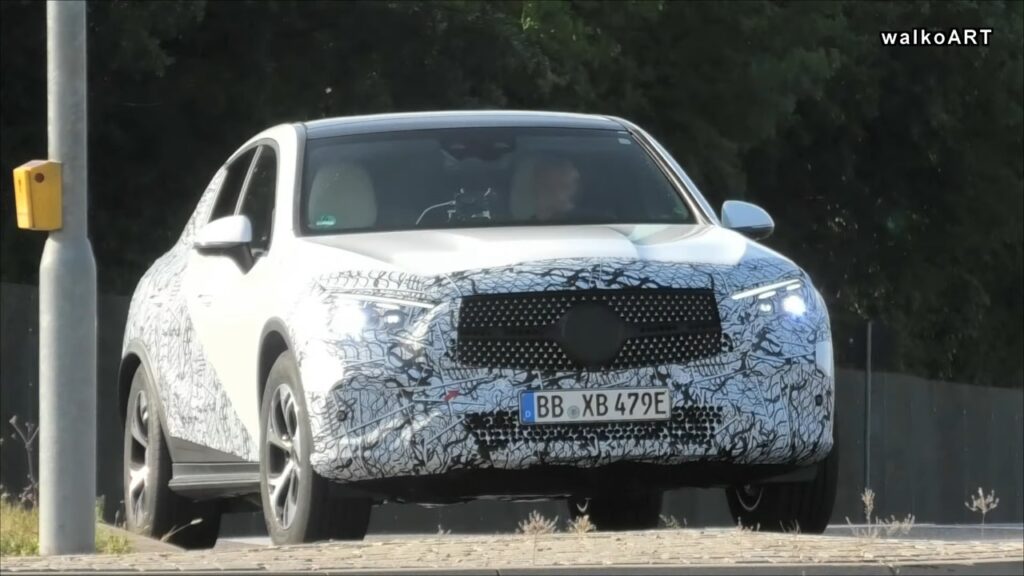 Mercedes GLC Coupé 2023: continuano i collaudi della nuova generazione [VIDEO SPIA]