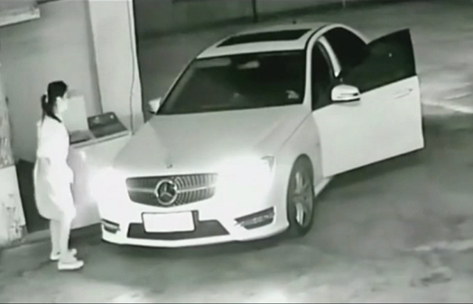 Donna prova a uscire dal parcheggio con la Mercedes, ma le cose vanno di male in peggio [VIDEO]