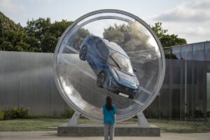 Nuova Peugeot 408 esposta al Louvre-Lens all’interno di una sfera trasparente