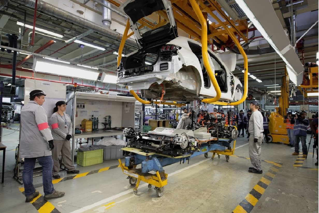 Peugeot ha svelato come assembla i suoi veicoli elettrificati