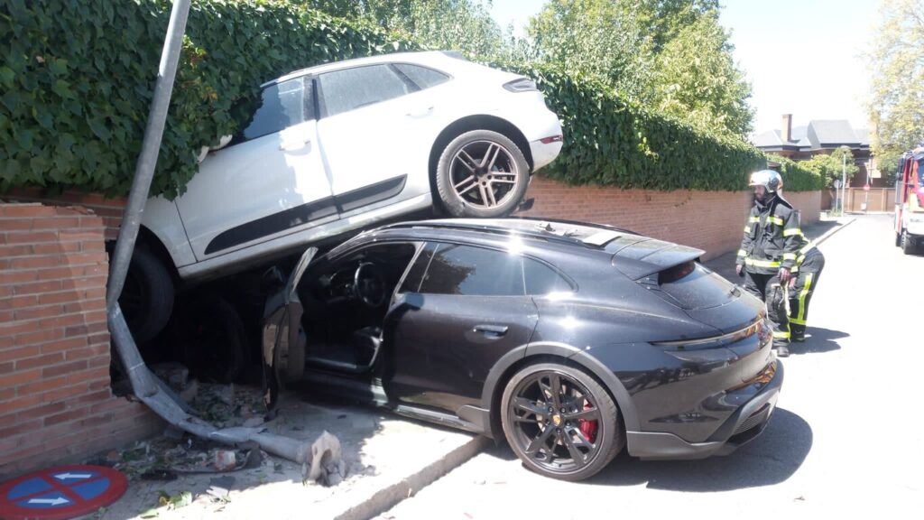 Due Porsche una sopra l’altra: incredibile incidente in Spagna [FOTO]