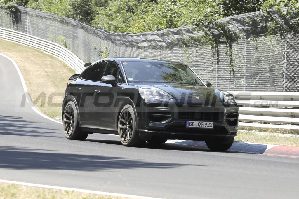 Porsche Cayenne GTS Coupé: avvistato un prototipo sul Nurburgring [FOTO SPIA]