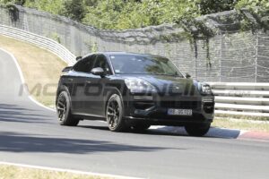 Porsche Cayenne GTS Coupé: avvistato un prototipo sul Nurburgring [FOTO SPIA]