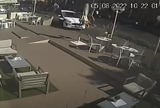 Rimini, donna sbalzata in aria da auto rubata in fuga: le immagini dell’impressionante volo [VIDEO]