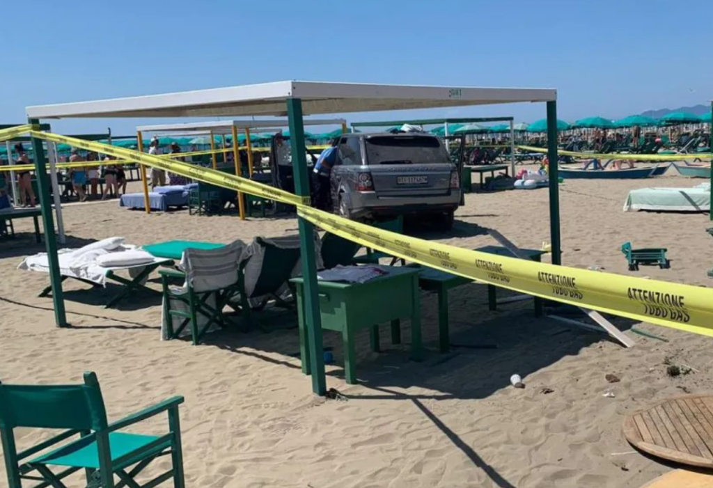 Forte dei Marmi, SUV fuori controllo si schianta su stabilimento balneare. Danni e grande spavento: “Poteva essere una strage”