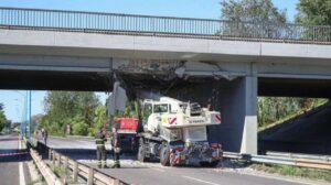Camion che trasporta un’escavatrice colpisce ponte: chiusa tangenziale a Brescia