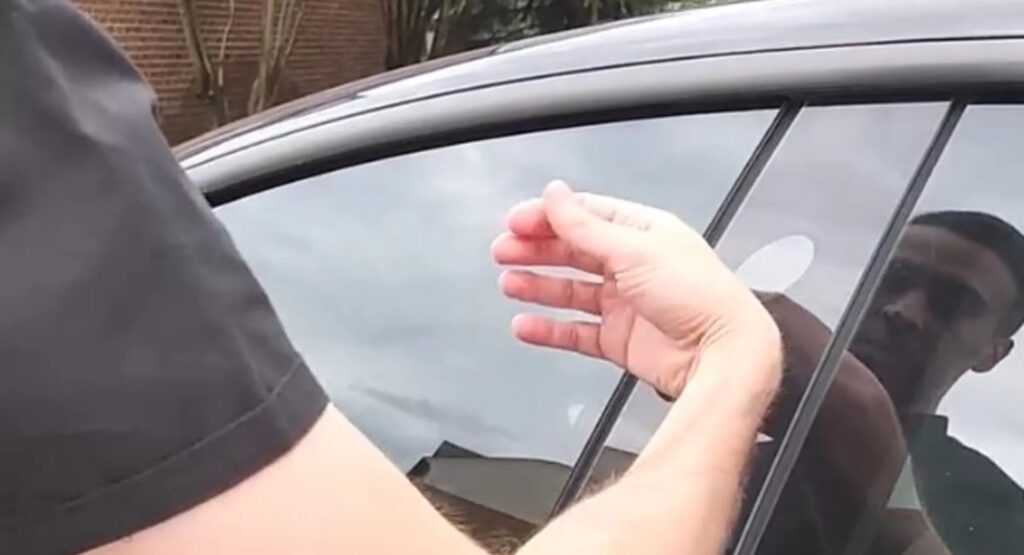 Il proprietario di una Tesla si fa impiantare il chip della chiave in una mano [VIDEO]